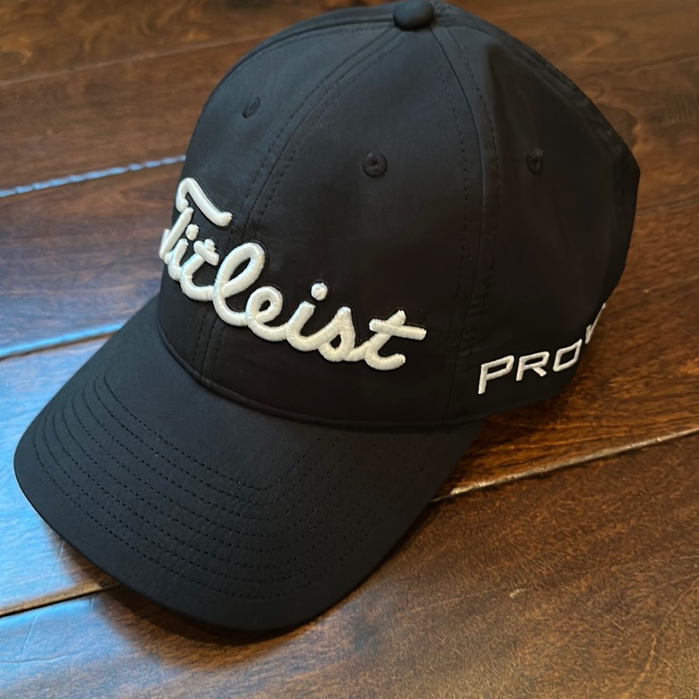 Titleist Black and White PRO V1 hat